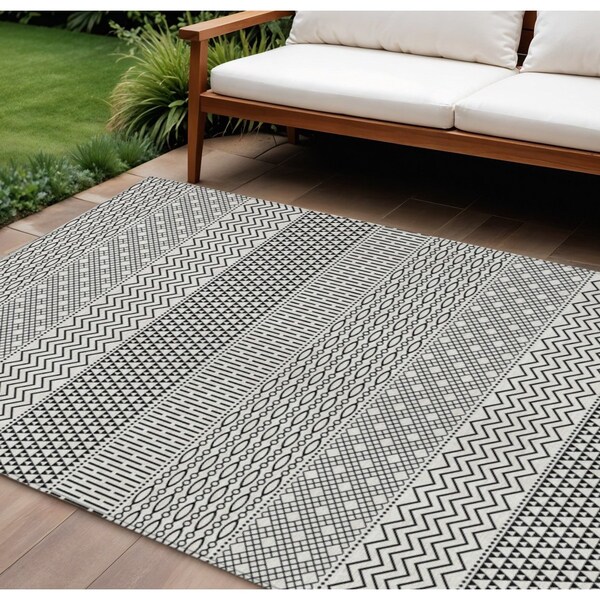 Homeroots 10' X 14' White And Black Chevron Washable Indoor Outdoor Area Rug 612303 - main