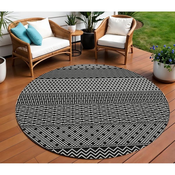 Homeroots 8' Black And Ivory Round Chevron Washable Indoor Outdoor Area Rug 612240 - main