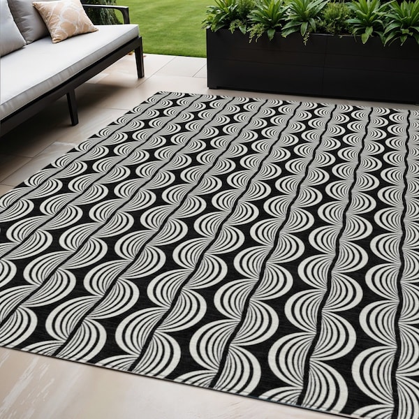 Homeroots 5' X 8' Black And Ivory Ogee Washable Indoor Outdoor Area Rug 601531 - main