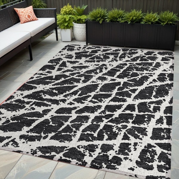 Homeroots 5' X 8' Black and White Abstract Washable Non Skid Indoor Outdoor Area Rug 559239 - main