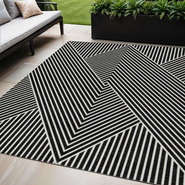 Homeroots 5' X 8' Black And Ivory Geometric Washable Indoor Outdoor Area Rug 612107 - main