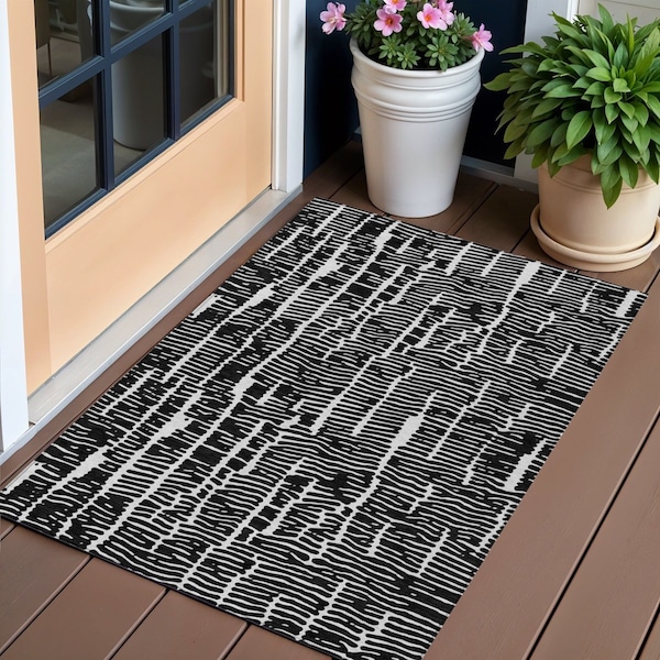 Homeroots 3' X 5' Black And Ivory Abstract Washable Indoor Outdoor Area Rug 588492 - main